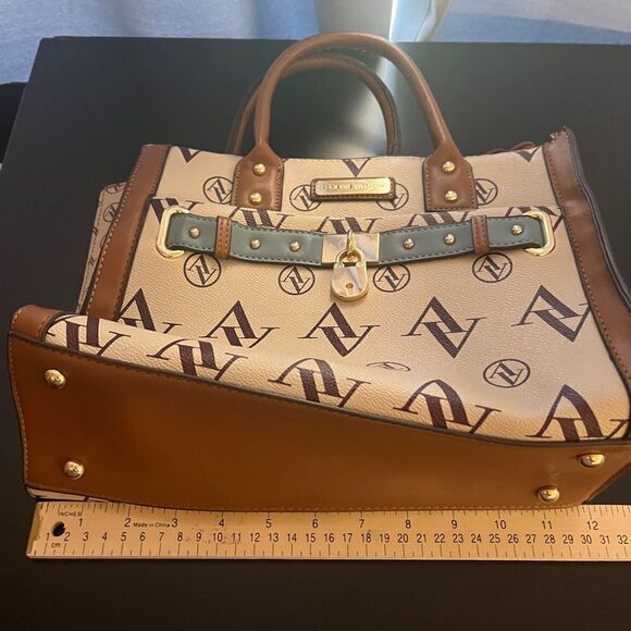 Adrienne Vittadini Signature Doubleplay Tote. - Picture 4 of 9